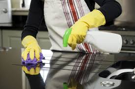 Limpieza de superficies en la cocina
